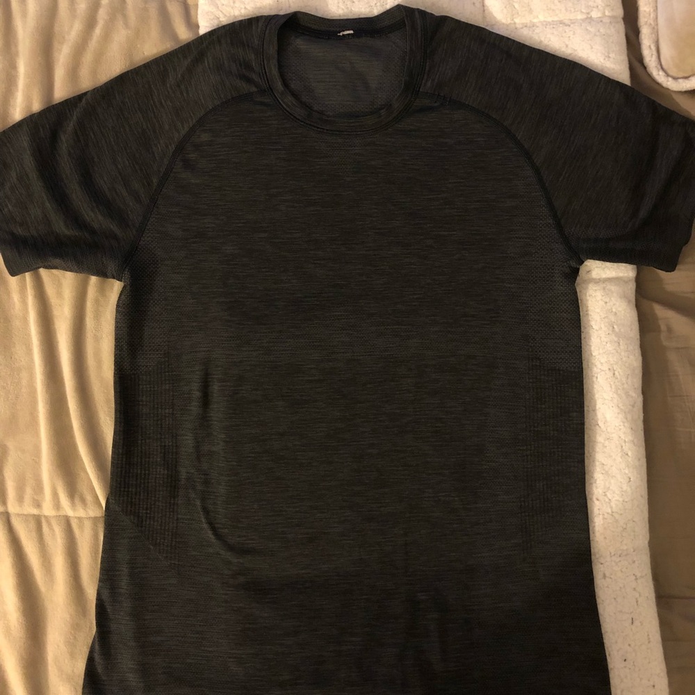 Lululemon metal vent tech short sleeve size M MENS
